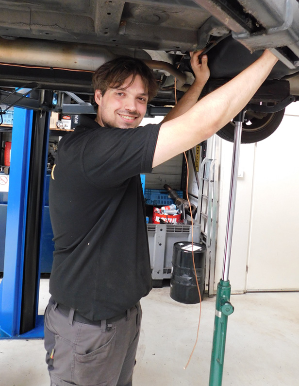Automonteur kleppen reinigen